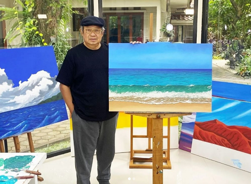 Susilo Bambang Yudhoyono (SBY) bersama karya terbarunya yang diberi judul 'Debur Ombak di Pantai Pacitan' (Foto: Instagram/andi_a_mallarangeng)