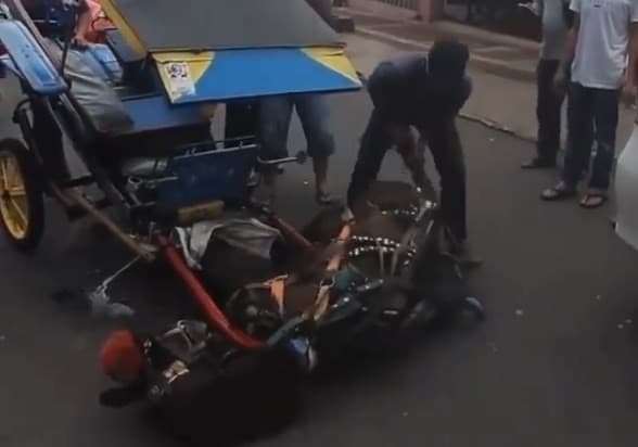 Viral Insiden Kuda Ambruk di Jalanan Cianjur, Kasihan! Diduga Kelelahan Tarik Delman