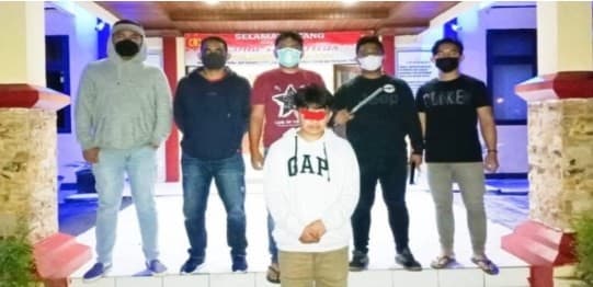 Remaja ngamuk di jalan hadang warga pakai pedang. (Foto: Istimewa)