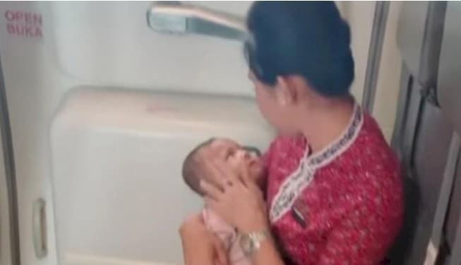 Deretan pramugara dan pramugari Lion Air yang viral gegara aksi mulianya. (Foto: Istimewa)