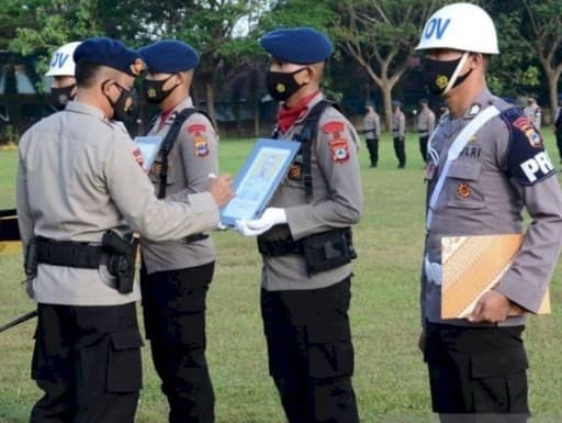 Komandan Satuan Brimob Polda Kalsel Kombes Pol Ronny Suseno memimpin upacara PTDH dua anggotanya, di Banjarbaru, Rabu, 16 Juni 2021. (Foto: ANTARA)