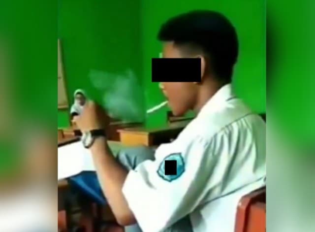 Siswa Merokok Dihadapan Gurunya.