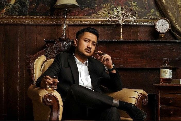 Crazy Rich Surabaya, Tom Liwafa
