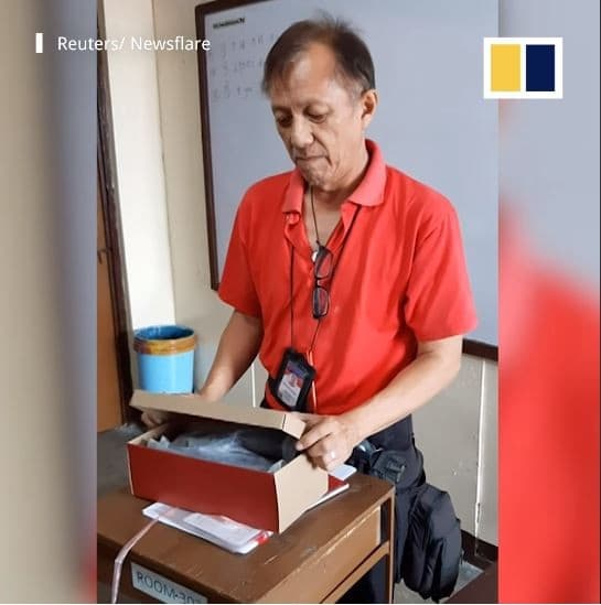 Cesar Punzalan membuka kado dari murid-muridnya (Foto:Istimewa)