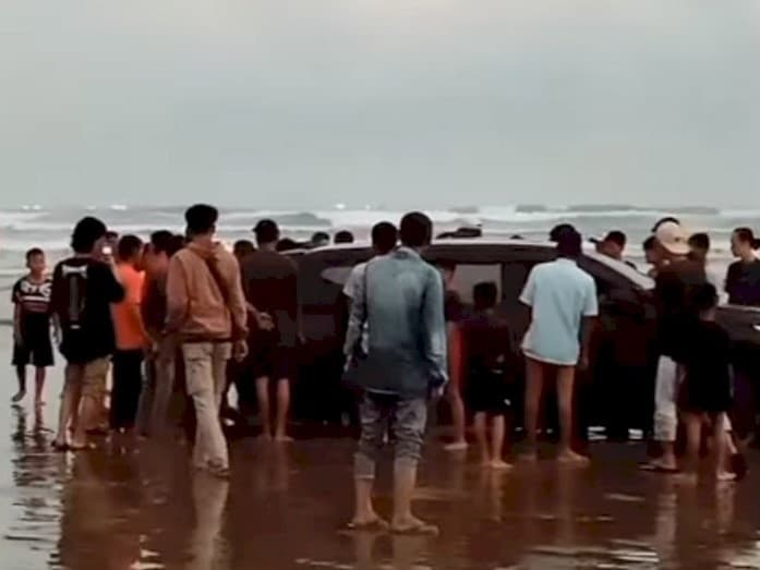 Mobil Pajero amblas di kawasan Pantai Bangedur. 