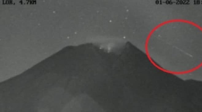 Geger Benda Asing Jatuh di Atas Gunung Merapi! Netizen Heboh Soal Pertanda, Begini Penjelasan BRIN