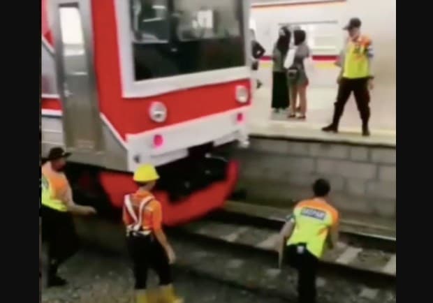 Viral penumpang KRL jatuh ke celah peron di Stasiun Manggarai. 