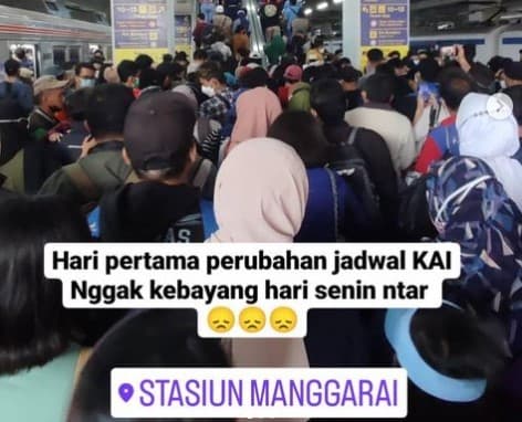 Hari pertama uji coba rute baru KRL, penumpang menumpuk di Stasiun Manggarai.