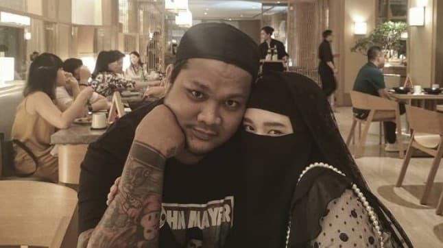 Penyanyi Virgoun dan Istri