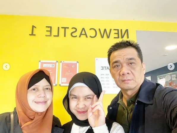 Momen Lebaran Wagub DKI Jakarta Riza Patria dan keluarga di Inggris.