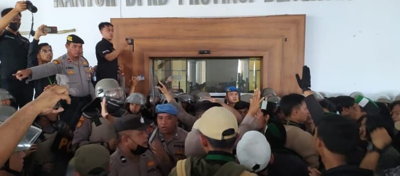 Ujuk Rasa Mahasiswa Terkait Kenaikan BBM Subsidi Berakhir Ricuh (Foto:Antara) Ujuk Rasa Mahasiswa Terkait Kenaikan BBM Subsidi Berakhir Ricuh (Foto:Antara)