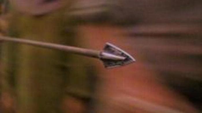 Bubarkan Bentrokan, Empat Polisi Tertancap Panah Warga