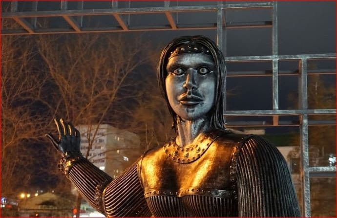 Patung Zombie Angelina Jolie Terjual 35.500 Dolar AS di Pasar Lelang