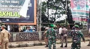 Petugas Gabungan TNI, Polri dan Satpol PP Dikerahkan untuk Bersihkan Baliho