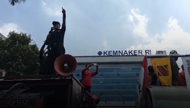 Buruh melakukan aksi di depan Kementerian Ketenagakerjaan (Foto: Istimewa)