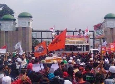 Massa demo depan gedung DPR (Foto:Istimewa)