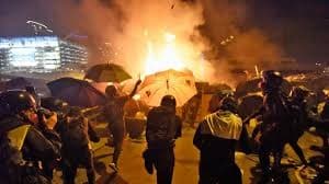 Dikepung Polisi, Ratusan Orang Tua Menunggu Anaknya yang Terperangkap di Kampus