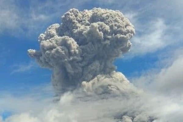 Penerbangan di Bandarara Singapura Dibatalkan Imbas Erupsi Gunung Ruang di Sulawesi Utara