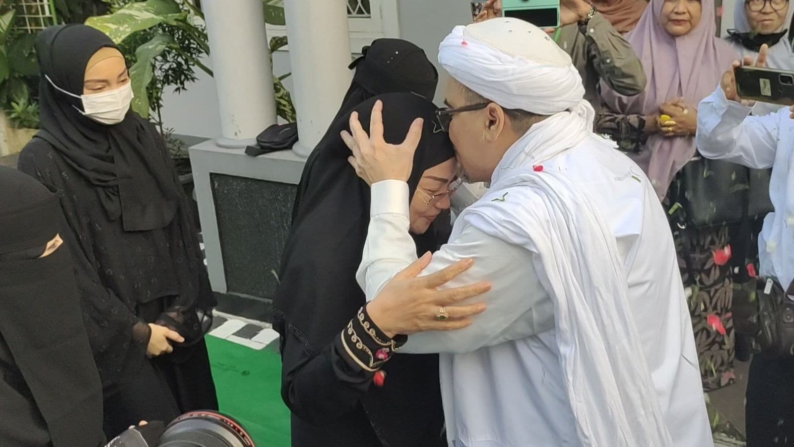 Habib Rizieq bebas disambut keluarga di rumah (Foto:Twitter)