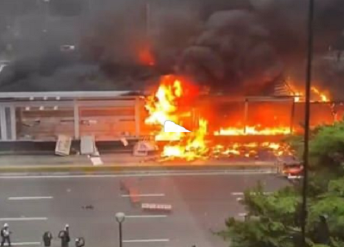 Halte Trans Jakarta dibakar (Foto:Istimewa)