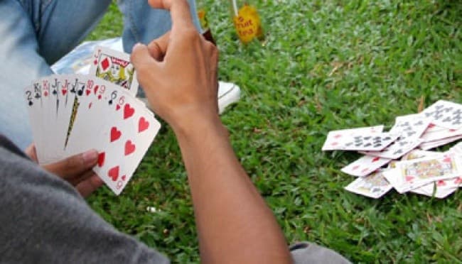 Ilustrasi main judi kartu. (foto: istimewa).