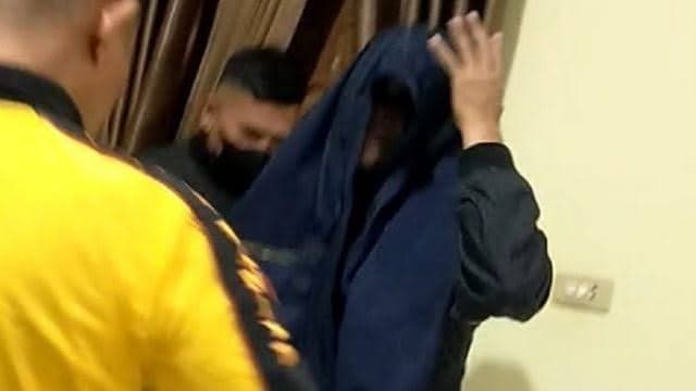 Oknum polisi berpangkat AKP digerebek warga saat selingkuh dengan istri polisi. 