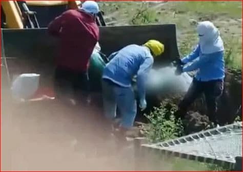 Keluarga di India Bawa Jenazah Korban Covid-19 dengan Ekskavator