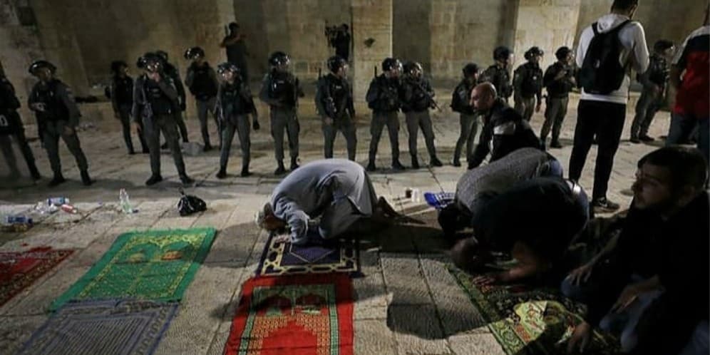 Polisi Israel menyerbu warga Palestina di Masjid Al Aqsa saat sedang melakukan ibadah