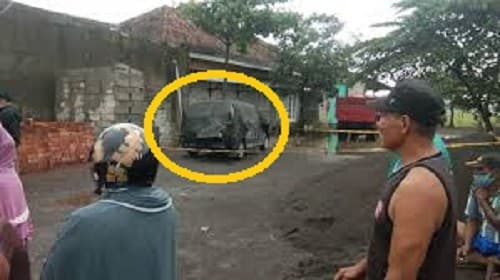 Mobil Terbakar, Saat Dipadamkan Warga Kaget Temukan Ini