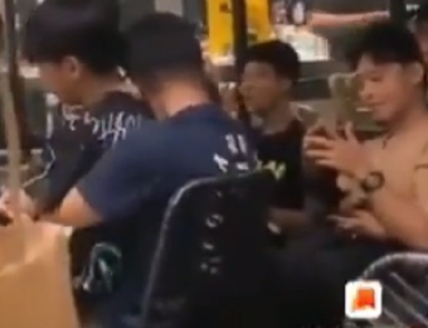 Video empat pria yang tengah bermesraan viral di media sosial (Foto: tangkapan layar)