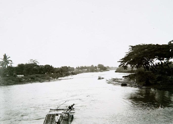 Foto Rakit yang Terbuat dari bambu melintasi kali Mookervaart Tahun 1920-an, Sumber: http://www.tropenmuseum.nl/