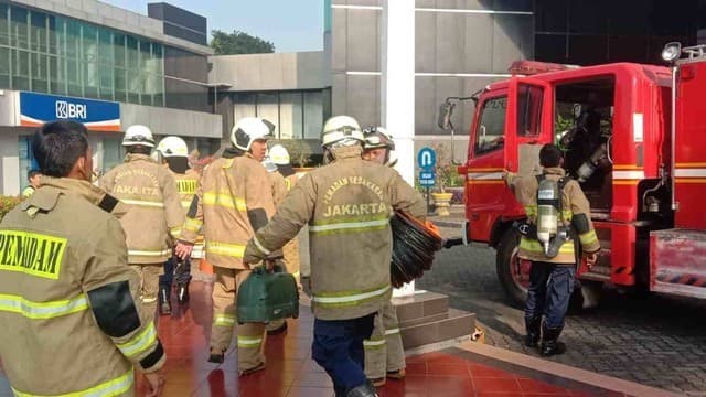 Proses pemadaman kebakaran di Gedung Asabri (Foto: Istimewa)