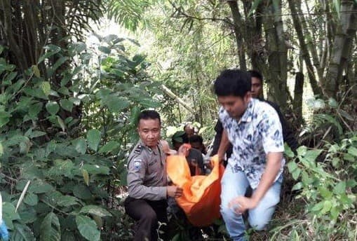 Evakuasi jasad Kristina Br Gultom (Foto:Facebook)