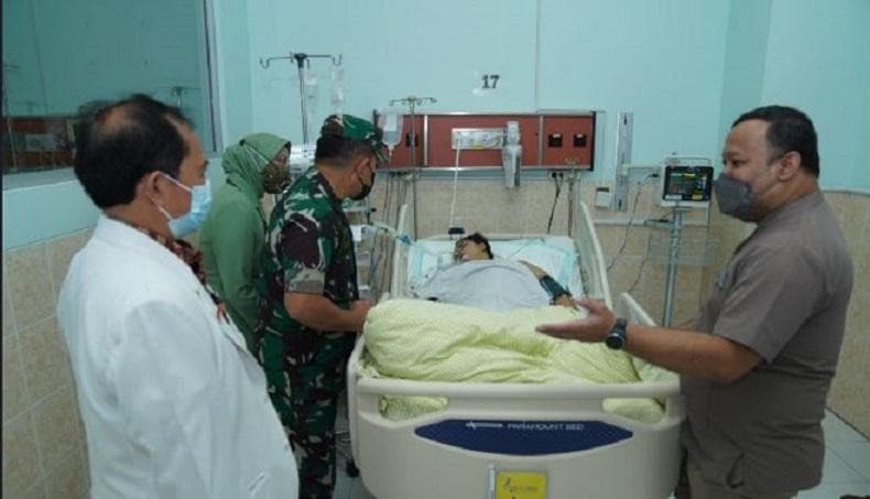 KSAD Jenderal TNI Dudung Abdurachman kunjungi istri TNi yang ditembak di depan rumahnya (Foto:Dispenad) 