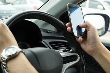 Punya Kebiasaan Bermain HP Sambil Berkendara? Hati-hati kena Pidana