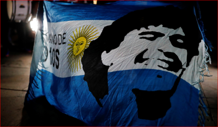 Lukisan Maradona di bendera Argentina. Foto: za.newschant.com