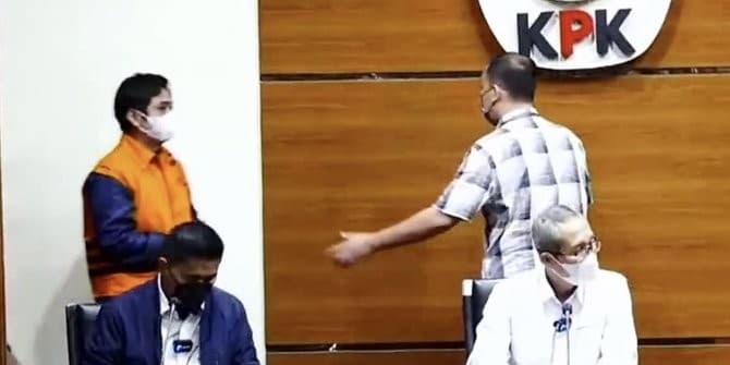 Mardani Maming mengenakan rompi oranye KPK