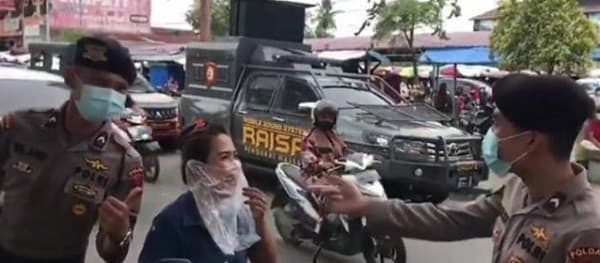 Emak-emak cantik gunakan kantong plastik saat ada razia polisi (Foto:Istimewa)