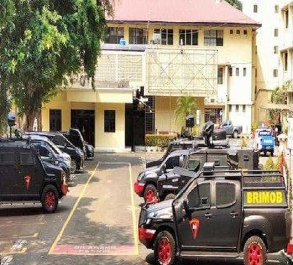 Sejumlah mobil taktis dan personel Brimob bersiaga di Bareskrim (Foto:Istimewa)