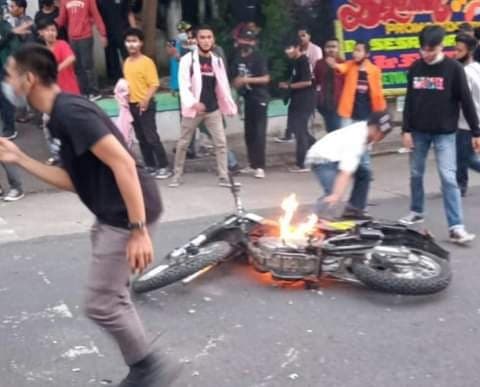 Ditilang, Pengendara di Labuan Bajo Bakar Motornya Sendiri