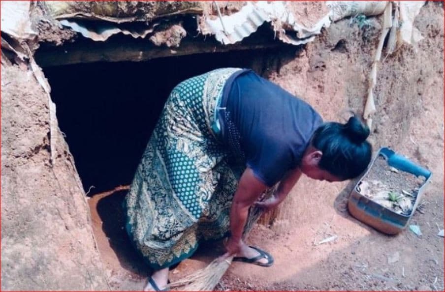 Perempuan etnis Shan mengeluarkan tanah dari dalam rumah. Ia membuat bunker di setiap rumah gubuk, untuk menghadapi serangan udara Myanmar. Foto: Myanmar Now