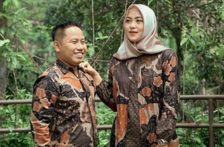Komedian Narji bersama istri.