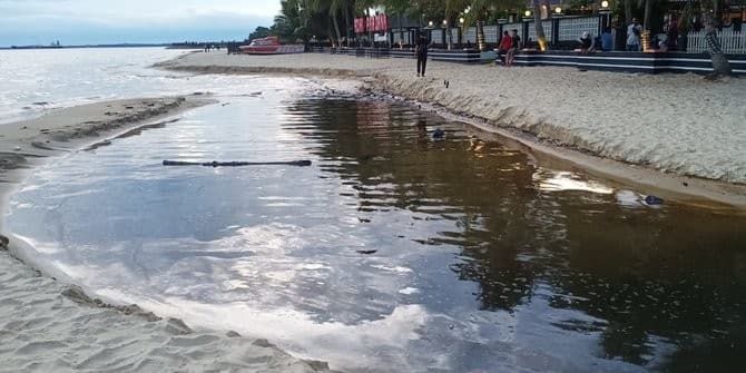 Pantai Balikpapan tercemar minyak