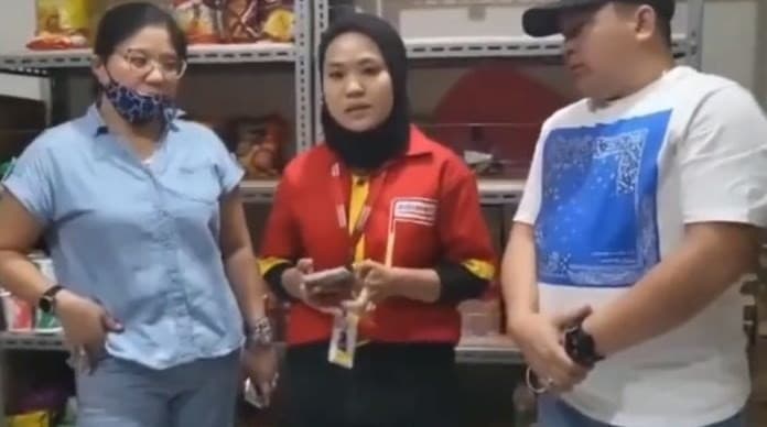 Pegawai Alfamart viral diancam UU ITE dan disuruh meminta maaf. (Foto: TikTok) 