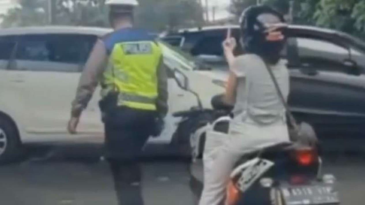 Pemotor Wanita Acungkan Jari Tengah ke Polisi (Foto:Tangkapan Layar Video)