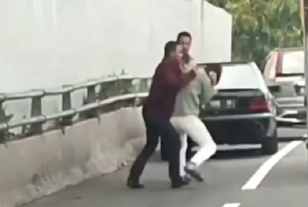 Pemukulan seorang pemuda di jalan tol (Foto:Tangkapan Layar)