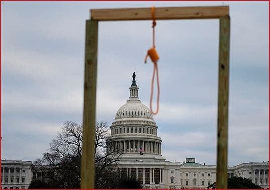 Tiang gantungan untuk Mike Pence. Foto Daily Mail