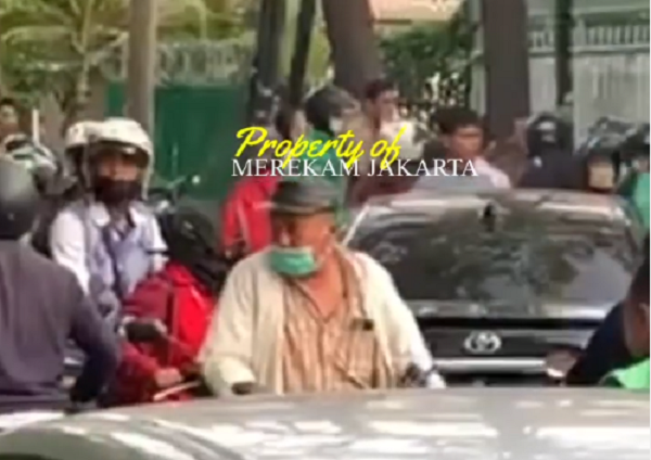 Pengemudi bawa pistol tabrak belasan kendaraan (Foto:Merekam Jakarta)