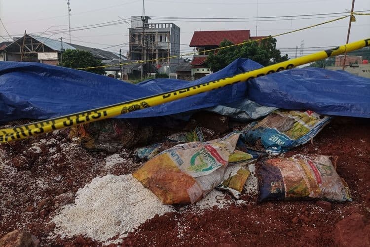 Beras Banpres ditimbun di Depok (Foto: Kompas)