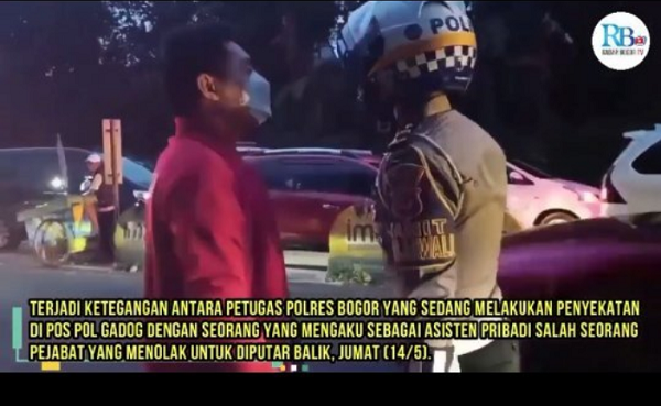 Pria mengaku asisten pribadi pejabat PSSI berdebat dengan polisi (Foto:Istimewa)